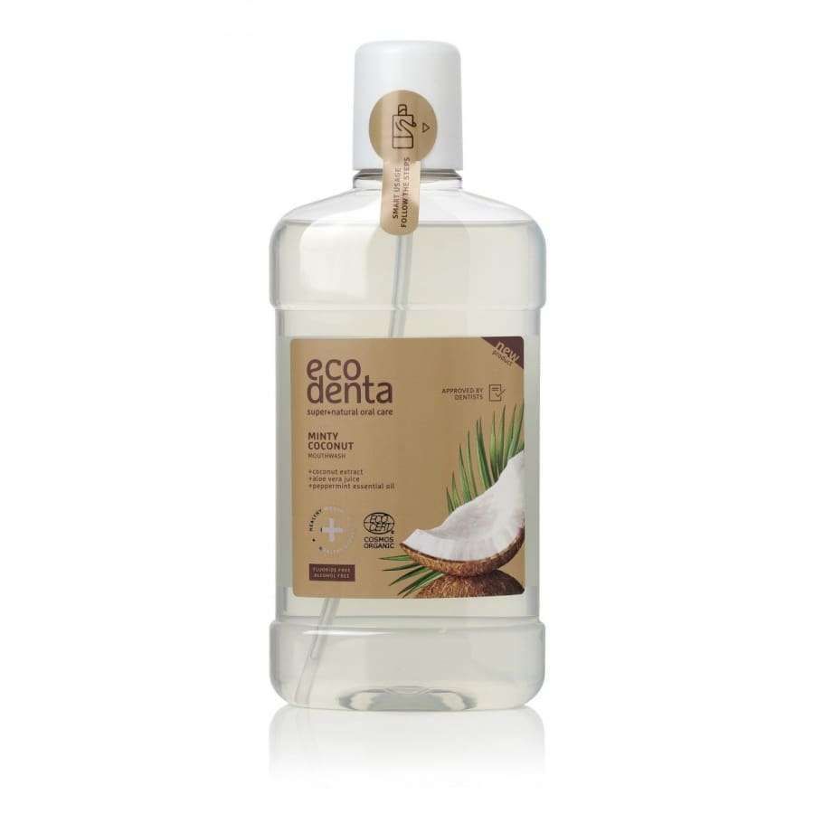 Ecodenta Minty Coconut Suuvesi -pullo, kirkas pullo beigellä etiketillä, kuvitus kookospähkinästä ja palmunlehdestä; pullo sylinterimäinen pyöristetyin reunoin, muovia ja kiiltäväpintainen; luettavassa etiketissä teksti "mint coconut flavor" sekä ympäristöystävällisyys- ja vegaanisertifiointimerkit; typografia pääosin tekstausvapaata; tausta valkoinen, ei ihmisiä tai käsiä näkyvissä.