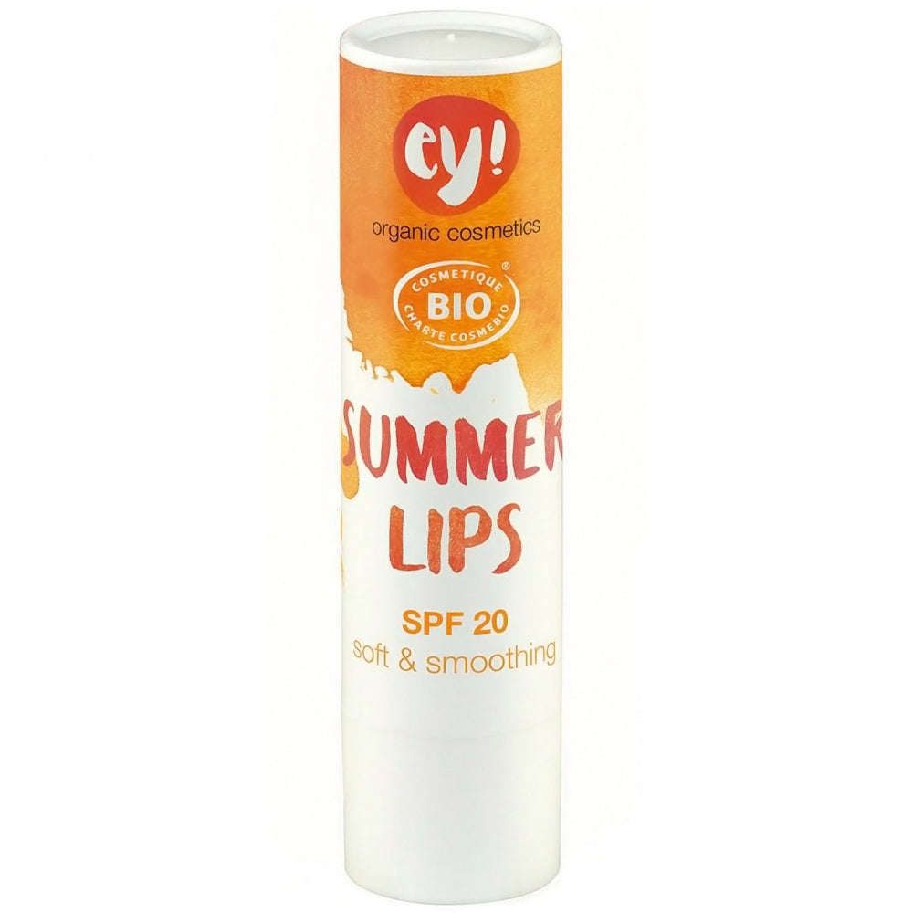 Ey! Aurinkovoidepuikko SK20; valkoinen tuubi ey!-luomukosmetiikan huulivoidetta tekstillä "SUMMER LIPS SPF 20 soft & smoothing"; sylinterinmuotoinen mattapintainen tuubi tasaisella korkilla; teksti lihavoitua groteskia sekä iso- että pienaakkosin; tausta pelkistetty ja neutraali; oranssit ja keltaiset väripalkit etiketissä, BIO-sertifiointimerkki näkyvissä; ei ihmisiä, käsiä tai muita esineitä kuvassa.