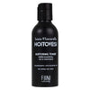 Fiini Naturally Kaura-Kamomilla Hoitovesi; musta pullo mattapintaisena, sylinterinmuotoinen pumppuannostelijalla; valkoisessa etiketissä selkeä groteskiteksti "HOITOVESI Nurturing Toner by FIINI Naturally", mainiten vegaaniset ainesosat kuten kauran ja kamomillan sekä kosteuttavan hyaluronihapon; neutraali tausta, ei ihmisiä kuvassa.