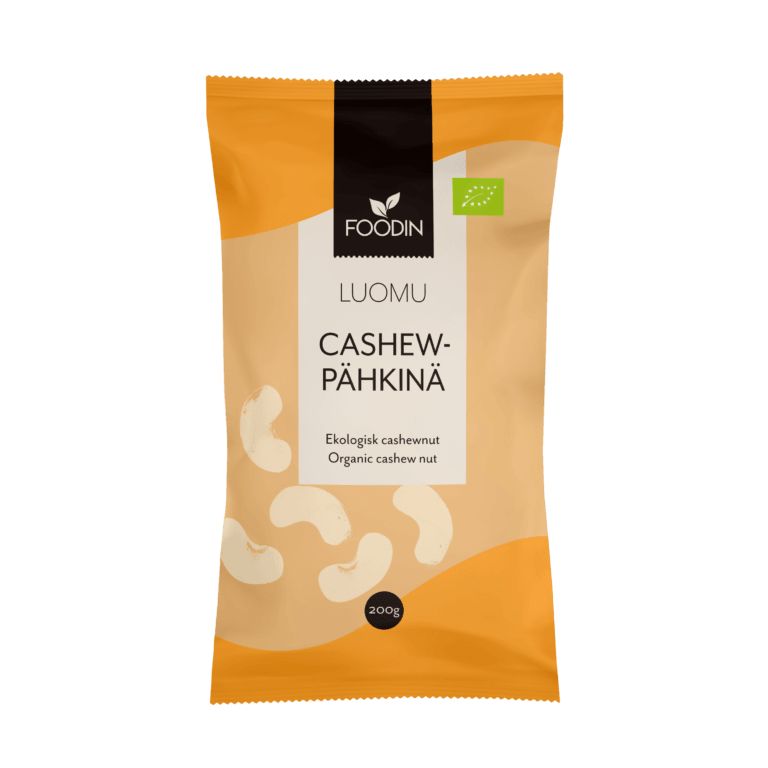Foodin Luomu Cashewpähkinä -pakkaus, 200 g, beige ja oranssi ulkoasu, kuvia cashewpähkinöistä etupuolella, teksti suomeksi ja englanniksi; mattapintainen muovipussi pystysuorassa muodossa pyöristetyin kulmin ja uudelleensuljettavalla yläosalla; tuotenimi painettu tekstausvapaalla fontilla; ei muita ihmisiä tai esineitä näkyvissä; kuva vaaleaa taustaa vasten.
