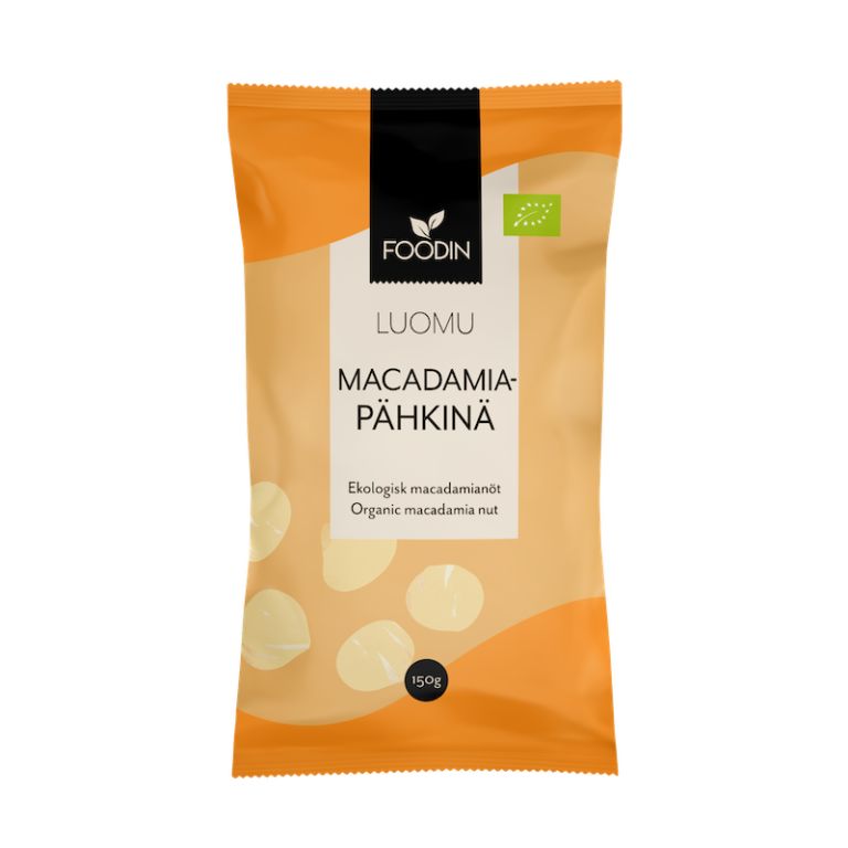 Foodin Luomu Macadamiapähkinä -pussi, 150 g, pystyssä; pussin yläosa beige ja alaosa oranssi vaakasuoralla mattapinnalla; mustassa suorakulmaisessa etiketissä lukee "FOODIN" valkoisin lihavoiduin tekstausvapain kirjaimin, alla pienempi "macadamia nuts"; vihreä EU-luomusertifiointilogo etupuolella; tausta valkoinen, ei ihmisiä näkyvissä.