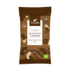 Foodin Luomu Raakasuklaakuorrutettu Cashew -pussi, 60 g, ruskea; etupuolella yksinkertaisia kuvitettuja cashewpähkinöitä ja suklaapaloja; mattapinnalla, suorakulmainen pussi yläsaumalla, valkoista tekstausvapaata typografiaa; luomusertifiointimerkintöjä näkyvissä; kaksikielinen teksti suomeksi ja englanniksi; tausta yksinkertainen, tuote yksin studiotyylisessä kuvassa.