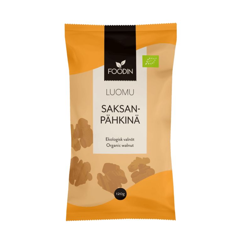 Foodin Luomu Saksanpähkinä -pakkaus, keltainen ja oranssi, teksti suomeksi ja englanniksi, saksanpähkinäkuvitus, vihreä luomusertifiointietiketti sekä maininta premium-laadusta; pakkaus mattapintainen seisovan pussin muotoinen; typografia yhdistää lihavoituja suuraakkosia valkoisella brändinimessä ja tuotetiedoissa; tausta valkoinen, ei rekvisiittaa tai ihmisiä näkyvissä.