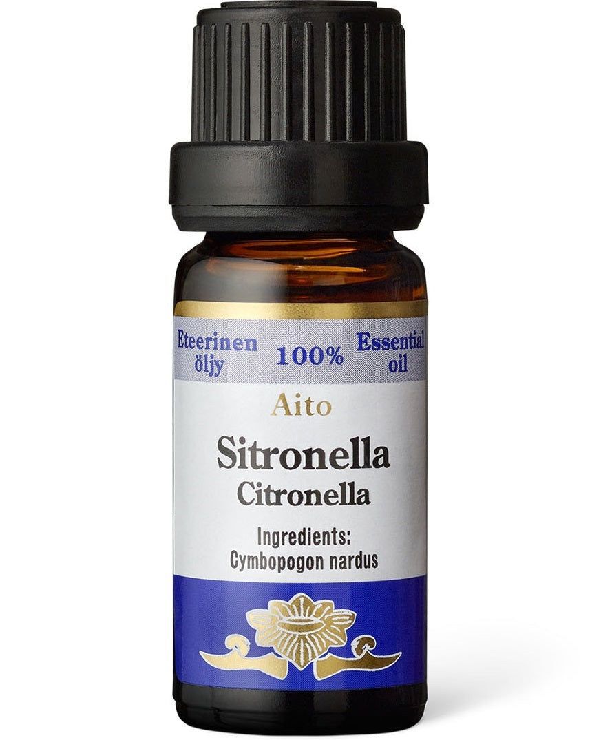 Frantsila eteerinen öljy - Sitronella; pieni ruskea lasipullo mattapinnalla, sylinterinmuotoinen muovisella ruuvikorkilla; valkoinen ja sininen paperietiketti kiertää pulloa luettavalla tekstillä: Sitronella Citronella 100 % Essential Oil sekä suomeksi että englanniksi, ainesosana Cymbopogon nardus; etiketissä yksinkertaisia kukkakuvituksia; ei ihmisiä tai käsiä kuvassa, pelkistetty tausta, tuote keskitettynä.