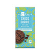 Sininen ja vihreä suklaapatukan kääre, jossa lukee iChoc Choco Cookie Vegan Milk-Like; suorakaiteen muotoinen, mattapinnalla ja yksinkertaisella palikkatypografialla tuotenimelle; pakkauksessa kuva keksistä, Fairtrade- ja luomusertifikaattilogot sekä teksti No Plastic alaosassa; muita näkyviä yksityiskohtia ovat vegaaniset raaka-aineet etusivulla; ei ihmisiä tai käsiä kuvassa; tausta yksinkertainen.