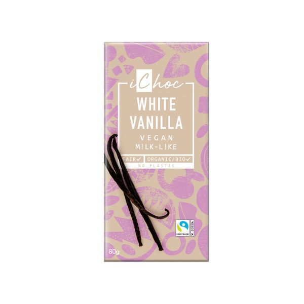 iChoc White Vanilla -vegaanisuklaapatukka violetilla sydänkuviolla, vaniljatanko-kuvituksin sekä merkinnöin luomu, Fairtrade ja muoviton pakkaus, paino 80 g; suklaa suorakaiteen muotoinen mattapinnalla; ulkokääre pääosin beige kontrastoivin violetein grafiikoin; tuotenimi lihavoidulla valkoisella fontilla ruskeaa taustaa vasten; ei ihmisiä tai käsiä näkyvissä; kuvattu tasaisella alustalla.