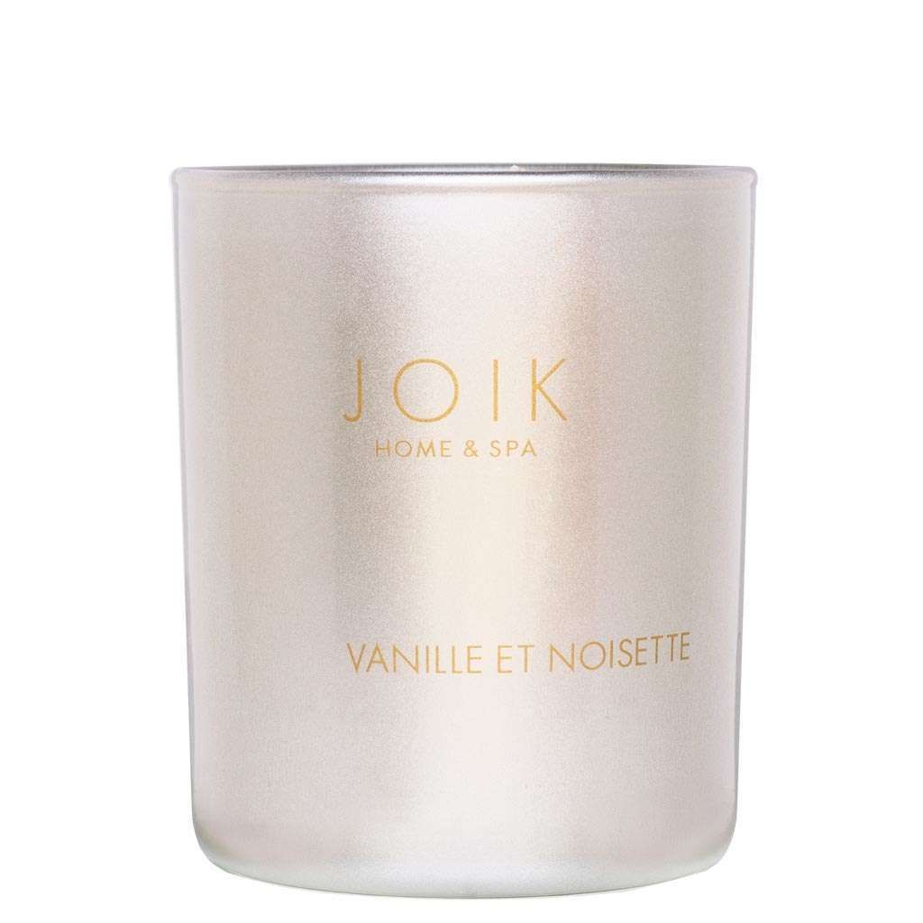JOIK Home & Spa tuoksukynttilä Vanille et Noisette; huurrelasinen, lieriön muotoinen ja mattapintainen kynttilä, jonka pintaan on painettu kultainen groteskiteksti "JOIK HOME & SPA" ja "VANILLE ET NOISETTE"; ei näkyvää kantta tai pakkausta; neutraali studiotausta.