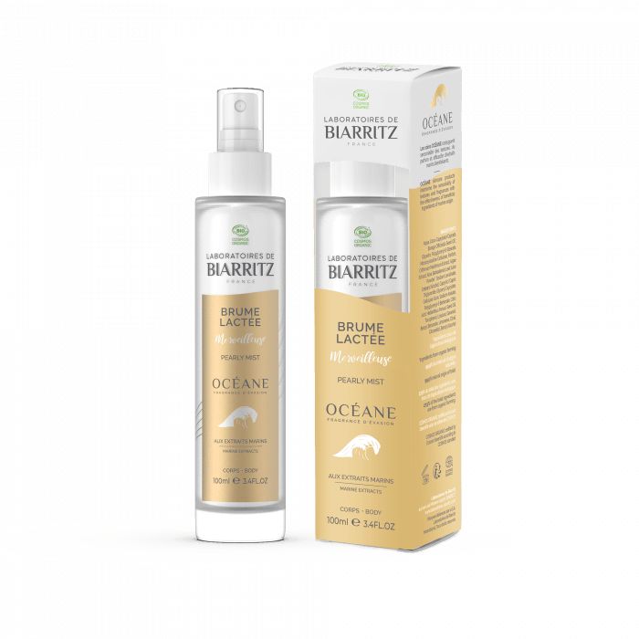 Laboratoires de Biarritz Oceane Pearly Mist Kosteuttava suihke; valkoinen suihkepullo ja sen laatikko tekstillä "Laboratoires de Biarritz Brume Lactée Océane", kultaiset tehosteet, aaltologo ja tuotetiedot ranskaksi ja englanniksi; suihkepullo sylinterinmuotoinen kiiltäväpinnalla ja valkoisella muovikorkilla; typografia groteskia osin lihavoituna; pakkauksessa merkintä koosta 100 ml; kaikki esineet kuvattu pelkistetyllä vaalealla taustalla.