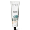 Laponie of Scandinavia Puhdistusgeeli; valkoinen mattapintainen muovituubi mustalla korkilla, tekstillä "Laponie of Scandinavia Gel Cleanser 100 ml" yksinkertaisella groteskikirjasimella; pakkauksessa pieniä abstrakteja kuvioita sinisen, harmaan ja beigen sävyissä; tuubi pystyssä vaalealla taustalla, ei ihmisiä tai toimintaa kuvassa.