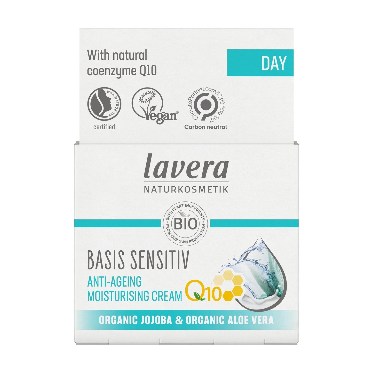 Lavera Basis Sensitiv Q10 Kosteusvoide; pakkauksen etusivu korostaa vegaanisuutta, hiilineutraaliutta sekä luonnonmukaista jojobaa ja aloe veraa, kuvituksena vesipisaroita ja lehti; suorakulmainen pahvipakkaus mattapintaisena valkoisena sinivihrein korostuksin; groteskiteksti eri painoisina, tuotenimi näkyvästi yläosassa; valkoinen tausta, ei ihmisiä.