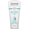 Lavera Basis Sensitiv Moisturising Kosteusvoide; valkoinen tuubi ravitsevaa aloe veraa ja jojobaa normaalille ja yhdistelmäiholle; suorakulmainen, pehmeä ja puolimattapintainen muovituubi pystyssä; sinis-harmaa etikettikorostus, selkeä mustaa ja sinistä groteskitekstiä, tasainen valkoinen korkki alaosassa; vaalea tausta, ei ihmisiä; studiokuva.