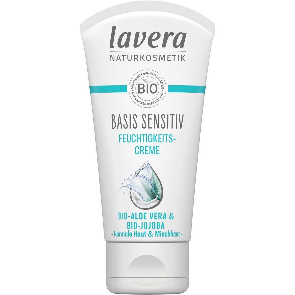 Lavera Basis Sensitiv Moisturising Kosteusvoide; valkoinen tuubi ravitsevaa aloe veraa ja jojobaa normaalille ja yhdistelmäiholle; suorakulmainen, pehmeä ja puolimattapintainen muovituubi pystyssä; sinis-harmaa etikettikorostus, selkeä mustaa ja sinistä groteskitekstiä, tasainen valkoinen korkki alaosassa; vaalea tausta, ei ihmisiä; studiokuva.