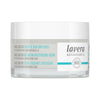 Lavera Basis Sensitiv Q10 Kosteusvoide; valkoinen purkki tekstillä "Anti-Ageing Moisturising Cream" luonnollisella koentsyymi Q10:llä, englannin-, ranskan- ja italiankielinen teksti; lieriön muotoinen mattapintainen runko ja kiiltävä valkoinen kansi; sinivihreä ja harmaa etikettikorostus groteskifontilla; neutraali tausta, ei ihmisiä.