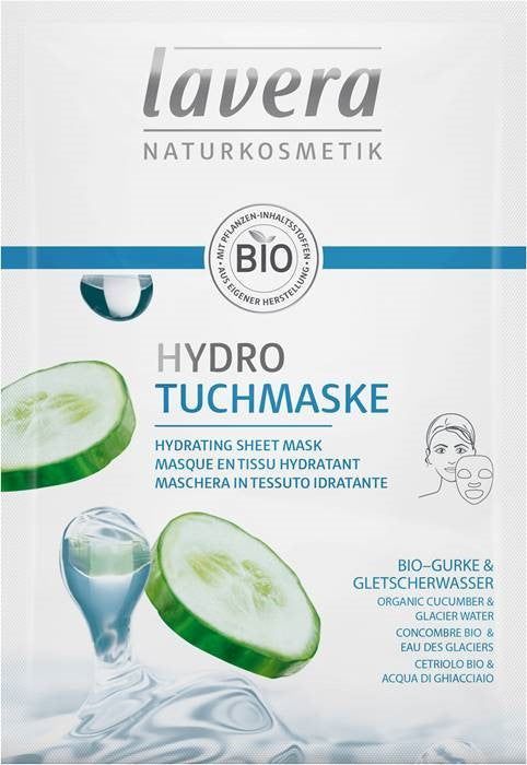 Lavera Hydrating Sheet Mask Kosteuttava kasvonaamio; suorakulmainen mattapintainen pussi, pääosin valkoinen ja vihreä; kuvina kurkkuviipaleita, vesiroiskeita ja naisen kasvojen ääriviivat profiilista; lihavoitu Lavera-logo yläreunassa, muu teksti eri painoin; sisältää luonnonmukaista kurkkua kosteuttavaan naamioon; ei ihmisiä, neutraali tausta, lähikuva.