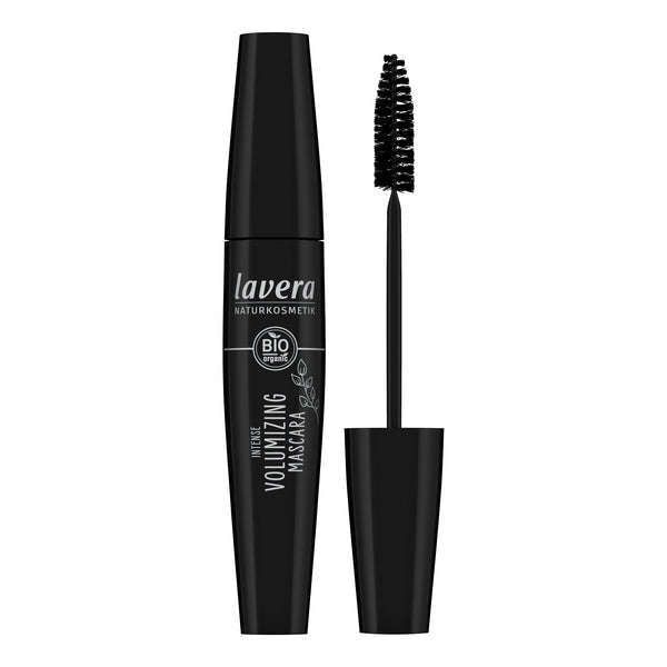 Lavera Intense Volumizing Ripsiväri Musta; musta tuubi Lavera Naturkosmetik Intense Volumizing Mascara -ripsiväriä, harjasovellin irrotettuna ja aseteltuna tuubin viereen; pinta mattapintainen, pakkaus sylinterinmuotoinen; valkoinen groteskiteksti ja BIO-merkintä etupuolella; ei ihmisiä tai käsiä kuvassa, pelkistetty tausta neutraalilla valaistuksella, studiolähikuva.