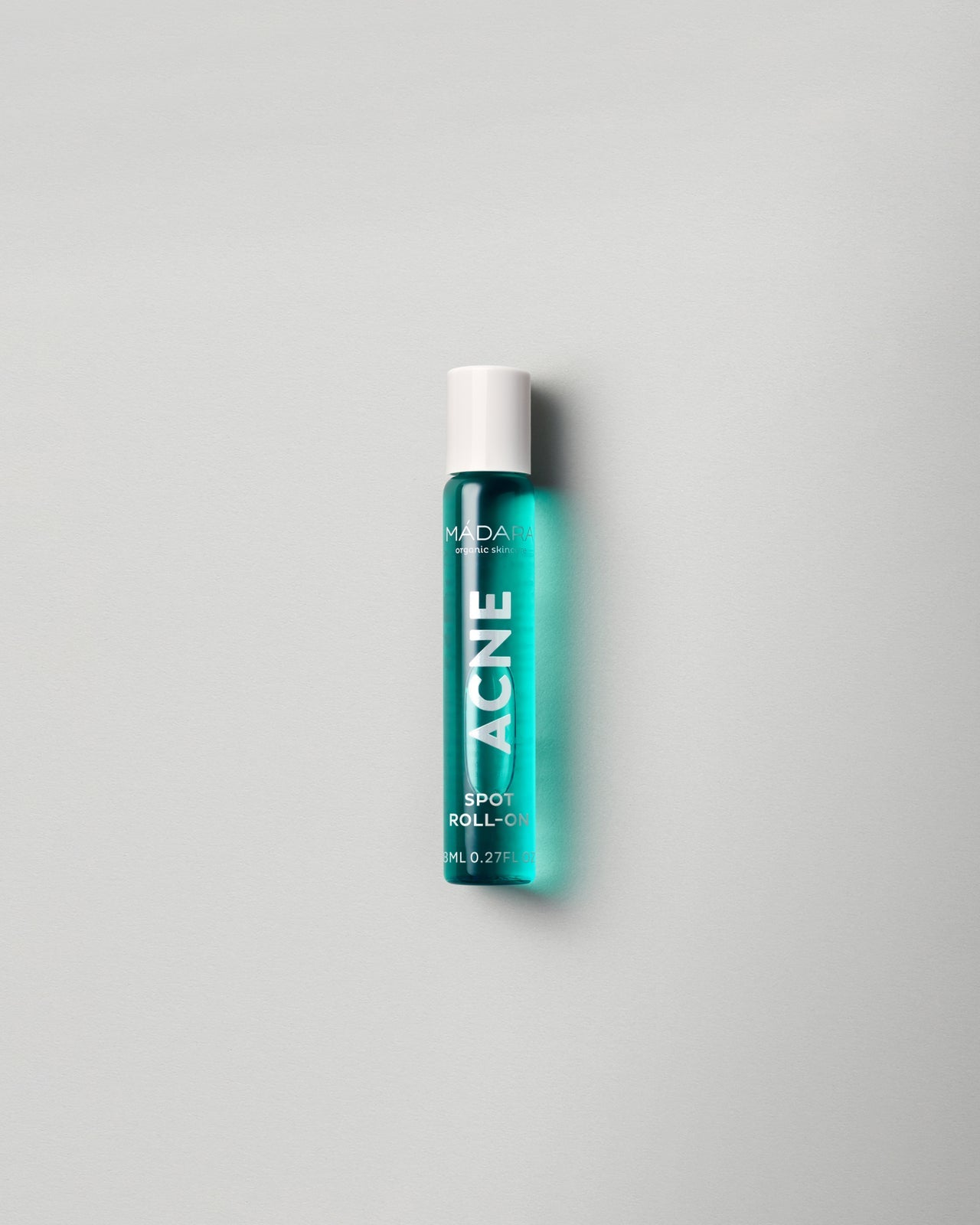 Madara ACNE Acute Spot Täsmähoito Roll-on; turkoosi roll-on-pullo, vaalea tausta