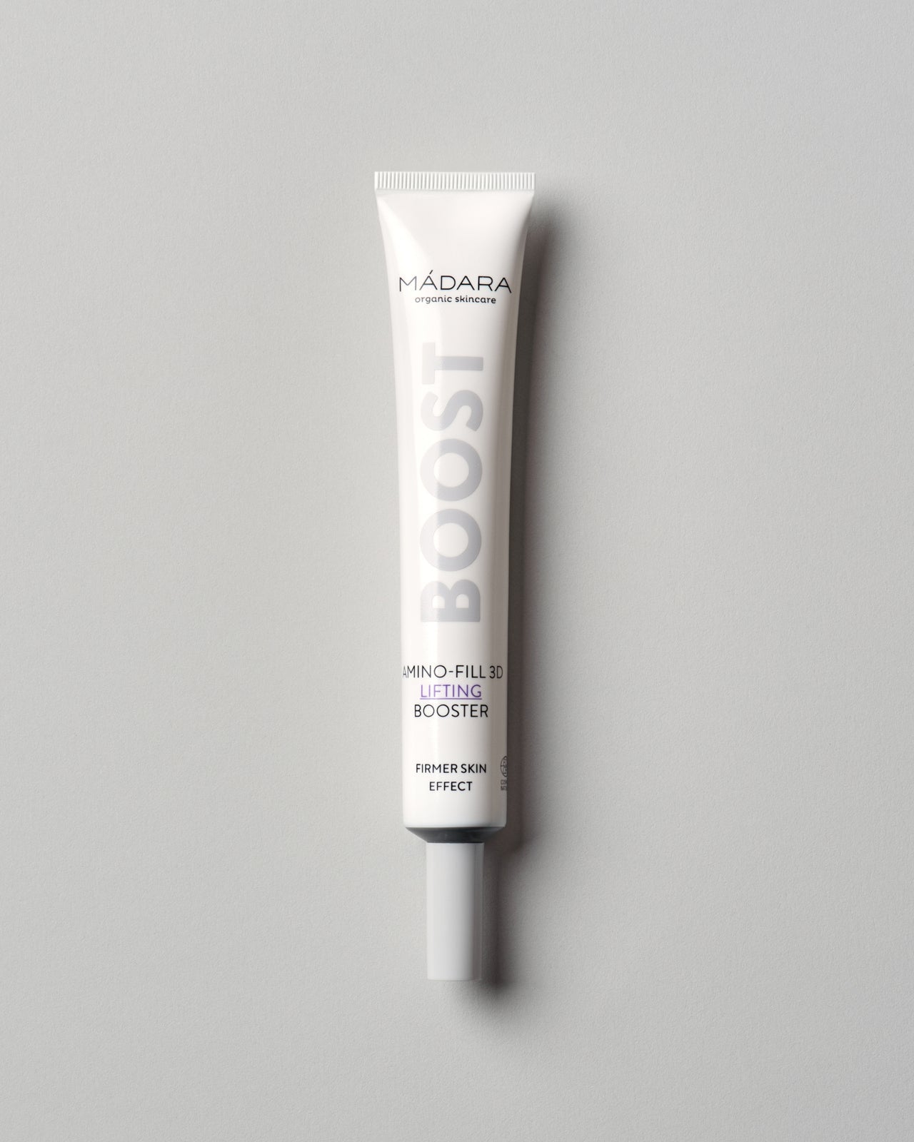 Madara BOOST Amino-Fill 3D Kohottava seerumi; valkoinen tuubi, vaalea tausta