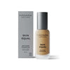MÁDARA Skin Equal Soft Glow Foundation SPF 15, sävy Golden Sand; pullo mattahuurteisella pinnalla pystyssä harmaan rasian vieressä; molemmissa MÁDARA-brändilogo groteskityypillä sekä selkeää mustaa tuotetekstiä; pullossa pumppuannostelija; vaalea tausta, ei ihmisiä.