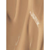 MÁDARA Skin Equal Meikkivoide, sävy Golden Sand; sileä, beige nestemäinen meikkivoide pehmein virtaavin juovin ja hienoisin kiiltokohdin, muistuttaen kermaista, säteilevää koostumusta; ei näkyvää pakkausta tai säiliötä; lähikuva neutraalilla taustalla; ei tekstiä, ihmisiä tai käsiä.