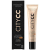 Madara City CC-voide SPF15 Beige; tuubi ja laatikko MÁDARA CITY CC Hyaluronic Anti-Pollution CC Cream -tuotetta SPF 15, sävy beige, kosteuttavalla hyaluronihapolla; suorakulmainen laatikko ja sylinterinmuotoinen tuubi, molemmat matta beigeä mustin tehostein; selkeä groteskityyppografia tuotetiedoille ja aurinkosuojatiedoille; ei ihmisiä tai käsiä kuvassa, neutraali tausta pehmeällä valaistuksella, suora edestäpäin otettu tuotekuva.