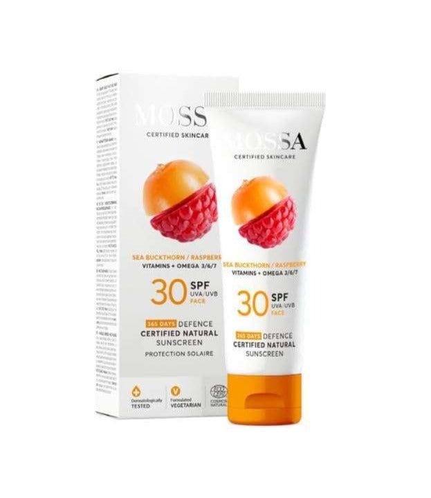 MOSSA Certified Natural Sunscreen SPF 30 kasvoille, tyrnellä, vadelmalla ja omega 3/7 -rasvahapoilla; putkilo ja rasia pystyssä, molemmat mattapintaisia; pakkauksessa kuvia oransseista tyrnimarjoista ja punaisista vadelmista; tuotenimi yksinkertaisella groteskifontilla; vaalea studiotausta, ei ihmisiä.