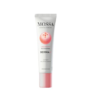 MOSSA Derma+ Instant Recharging Serum, puolukka ja resveratroli; vaaleanpunainen-valkoinen putkilo, jossa pieni marjakuva etuosassa; selkeää groteskitekstiä tuotenimestä ja pääainesosista; pakkaus mattapintainen, lieriömäinen; ei käsiä tai ihmisiä näkyvissä; vaalea tausta; seerumi hyödyntää resveratrolin antioksidanttisia ominaisuuksia ihon elvyttämiseksi.