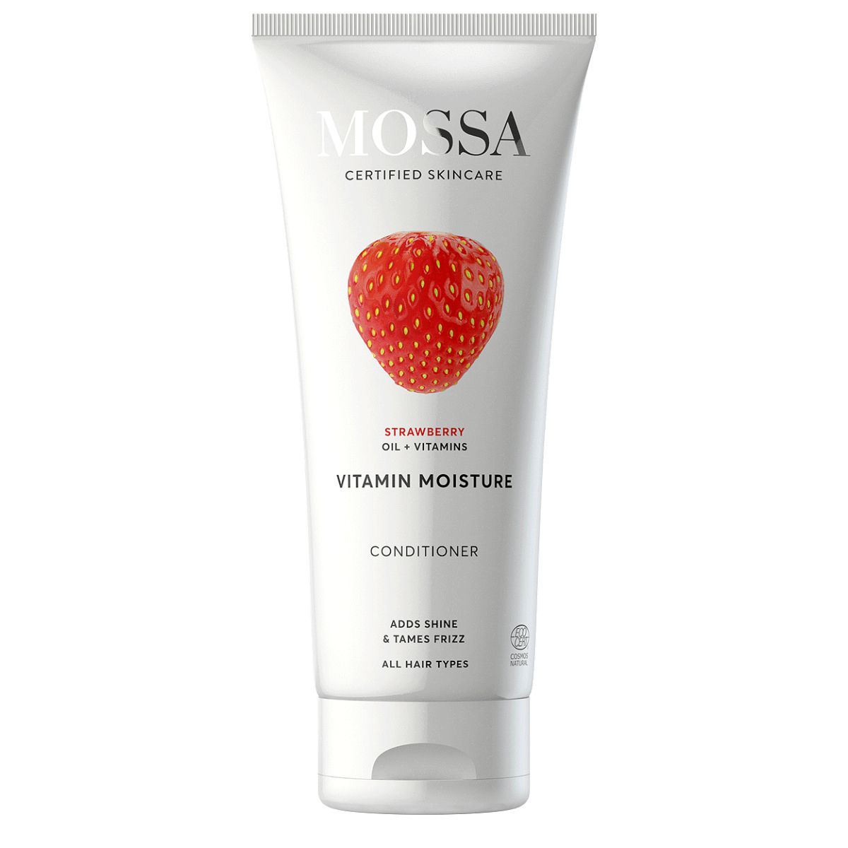 Mossa Vitamin Moisture Hoitoaine; valkoinen mattapintainen tuubi tekstillä "MOSSA Vitamin Moisture Conditioner", etupuolella mansikkakuva; etikettitekstissä mainitaan sopivuus kaikille hiustyypeille, kiiltoa, sähköisyyden vähentämistä, mansikkaöljyä ja vitamiineja; musta groteskikirjasin tuotenimelle ja tiedoille; tuubissa pyöristetty korkki; vaalea tausta, ei ihmisiä kuvassa.