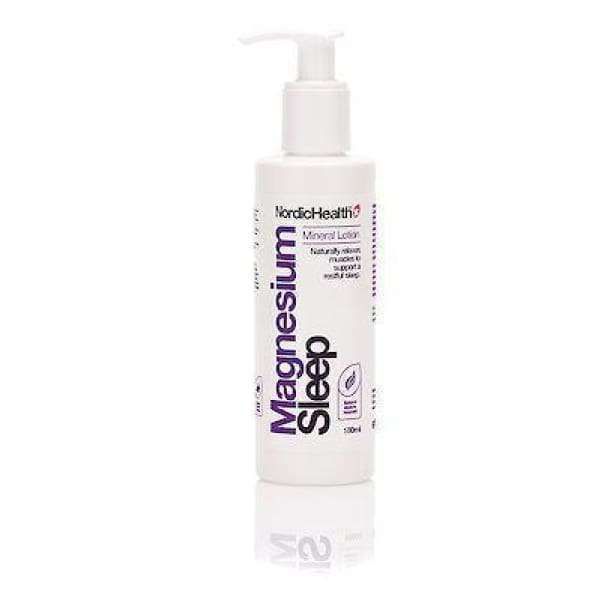 Nordic Health Magnesium Sleep Mineral Lotion -pullo, valkoinen pumppupullo, violettia ja mustaa tekstiä puhdasta valkoista taustaa vasten; sylinterimäinen pullo mattapinnalla ja suorin sivuin; typografia lihavoitua tekstausvapaata fonttia tuotenimessä, ohuempaa tekstausvapaata fonttia lisätiedoissa; ei ihmisiä tai käsiä näkyvissä; kuva otettu edestä studiotyylillä.