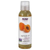 Now Foods Aprikoosinkiviöljy; NOW Solutions -aprikoosiöljypullo, etiketissä kuva kahdesta aprikoosista; läpinäkyvä muovipullo, lieriömäinen, sisältö 4 fl oz (118 ml); luettavissa "100% pure moisturizing oil" ja "Non-GMO Project Verified"; mattaetiketti violettia, oranssia, vihreää ja mustaa painojälkeä; tuote pystyssä valkoisella taustalla.