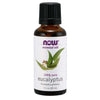 NOW Essential Oils 100% Pure Eucalyptus (Eucalyptus globulus), 30 mL; ruskea lasipullo, uritettu musta muovinen kierrekorkki; suorakulmainen valkoinen etiketti, jossa kuvitettuja vihreitä eukalyptuksenlehtiä sekä violettia ja harmaata groteskitekstiä; vaalea tausta, ei ihmisiä.