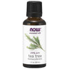 NOW Essential Oils 100% Pure Tea Tree (Melaleuca alternifolia), 1 fl. oz. (30 mL); ruskea pullo, jonka etiketissä teepuun oksan kuvitus; musta kierrekorkki; lieriömäinen, kiiltäväpintainen pullo, valkoinen etiketti violetilla ja vihreällä groteskitekstillä; ei ihmisiä tai muita yksityiskohtia taustalla; suoraan edestä kuvattu tuotekuva.