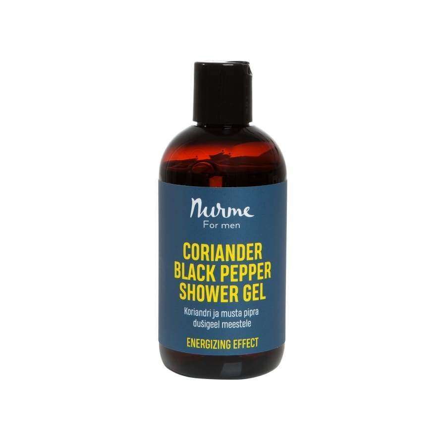Nurme For Men Coriander Black Pepper Shower Gel -suihkusaippua, piristävä vaikutus; ruskea, lieriömäinen muovipullo mattapinnalla ja mustalla korkilla, pystyssä; etiketissä valkoista ja vihreää groteskitekstiä; ei ihmisiä tai käsiä; vaalea tausta; korianterin ja mustapippurin virkistävä tuoksu.