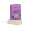 Nurme Palasaippua Laventeli-Kookos -pakkaus ja saippuapala, violetti mattapintainen rasia laventelikuvituksin, beige suorakulmainen saippuapala; teksti englanniksi ja viroksi "Super Foaming Lavender Soap"