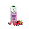 Nutrilett Smoothie Nordic Berries -tölkki vihreällä korkilla, ympärillä tuoreita mansikoita, vadelmia, mustikoita ja karhunvatukoita; tölkki suorakulmainen mattapinnalla, painettuja kuvia sekalaisista marjoista ja ravintosisältötietoja; brändinimi lihavoidulla tekstausvapaalla fontilla; kuvassa vain tuote ja hedelmät valkoisella taustalla.