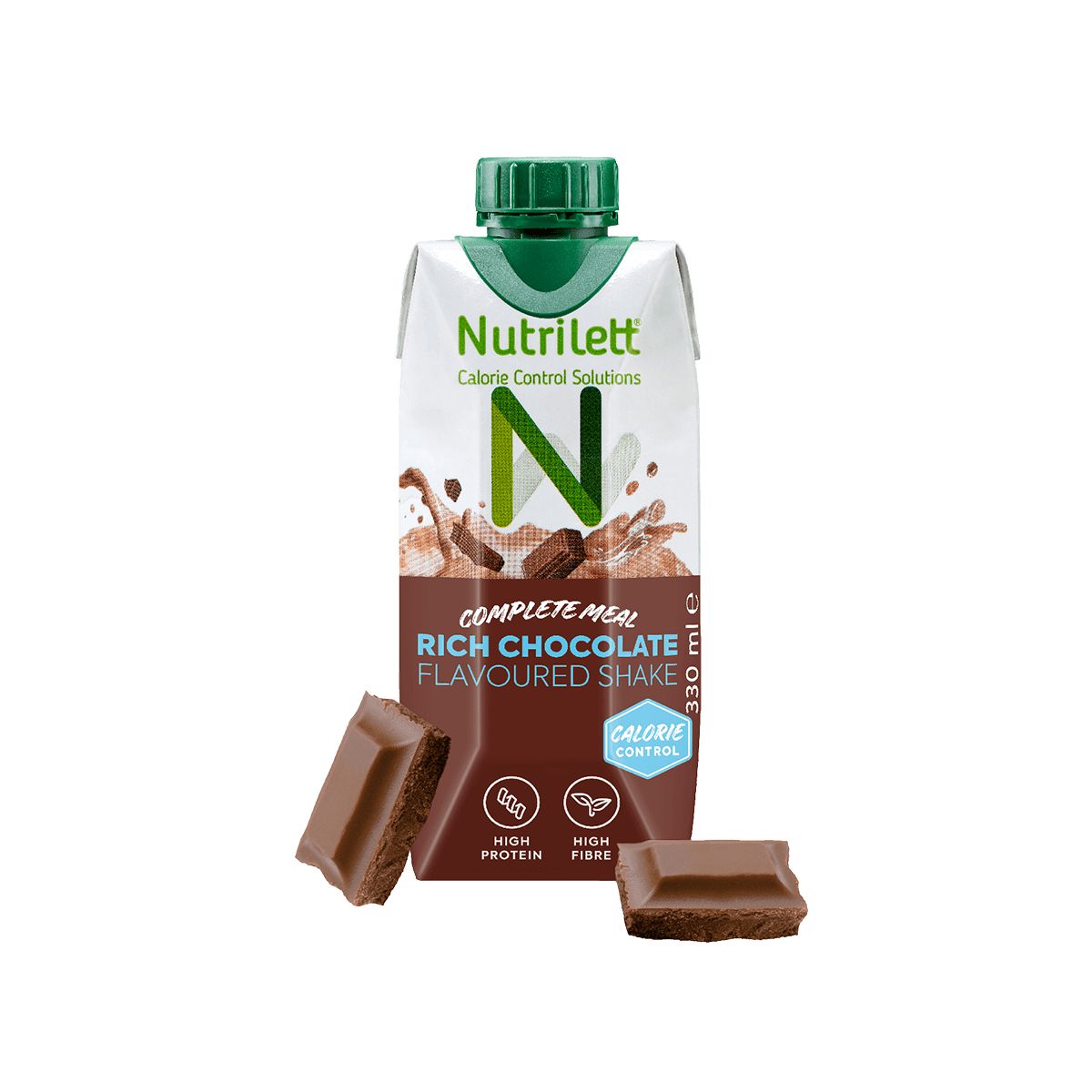 NutriLettt Rich Chocolate Flavoured Shake -tölkki vihreällä korkilla, mukana suklaaroiskekuvitus ja kaksi suklaapalaa vierellä; mattapintainen suorakulmainen pakkaus lihavoidulla valkoisella tekstausvapaalla typografialla tummanruskeiden osioiden päällä; etiketeissä teksti: runsaasti proteiinia, runsaasti kuitua, painonhallinta tasapainoiseen ravitsemukseen; tausta yksinkertainen, ei ihmisiä tai muita esineitä, studiokuva.