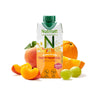 NutriLettT Tasty Tropical Smoothie -tölkki tuoreiden hedelmien ympäröimänä, mukana aprikoosinpuolikkaita, appelsiiniviipaleita, vihreitä viinirypäleitä ja persikka valkoisella taustalla; tölkki suorakulmainen kierrekorkilla ja puolikiiltävä pinta; luettavassa etikettitekstissä tuotenimi selkeällä tekstausvapaalla fontilla; ei ihmisiä tai käsiä kuvassa.