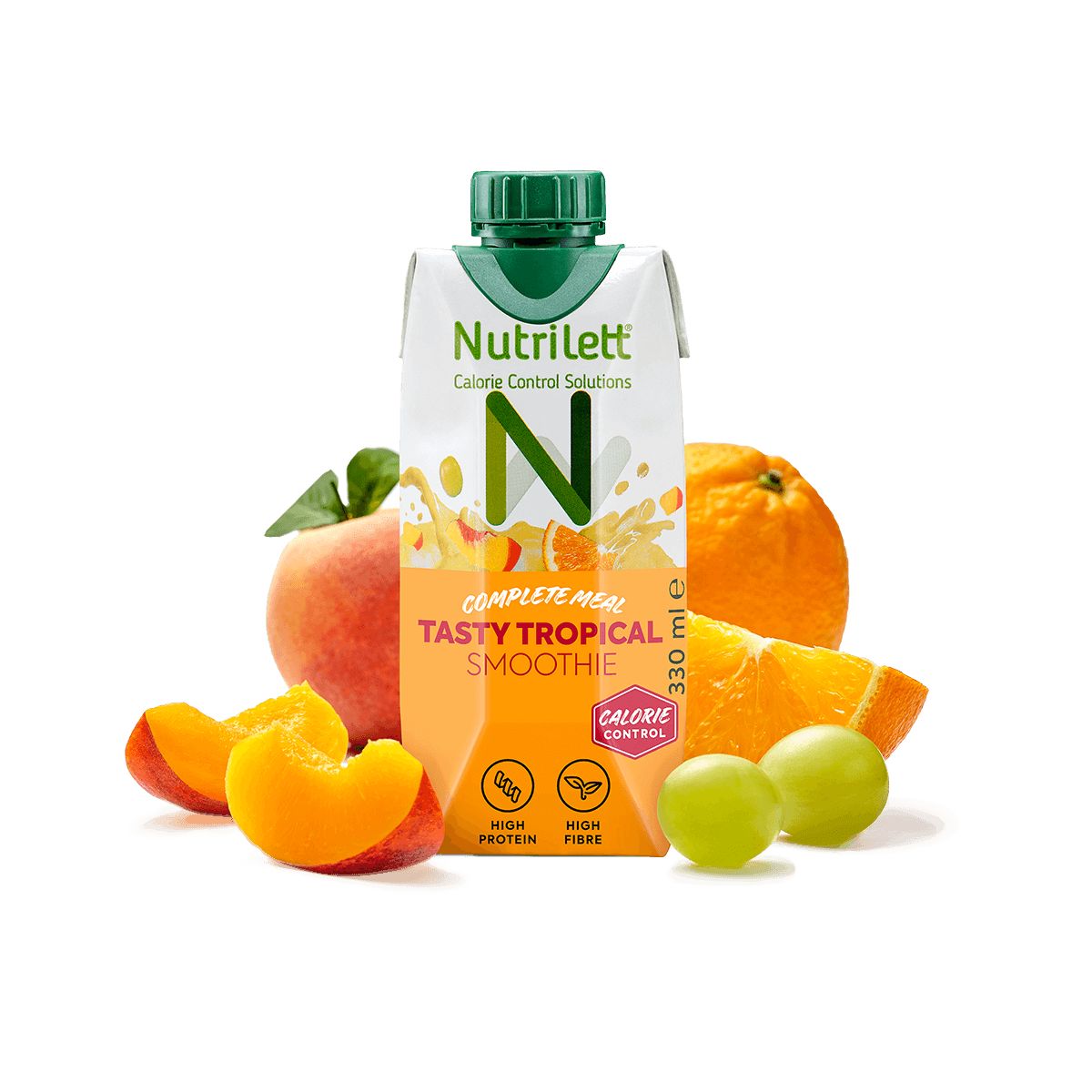NutriLettT Tasty Tropical Smoothie -tölkki tuoreiden hedelmien ympäröimänä, mukana aprikoosinpuolikkaita, appelsiiniviipaleita, vihreitä viinirypäleitä ja persikka valkoisella taustalla; tölkki suorakulmainen kierrekorkilla ja puolikiiltävä pinta; luettavassa etikettitekstissä tuotenimi selkeällä tekstausvapaalla fontilla; ei ihmisiä tai käsiä kuvassa.