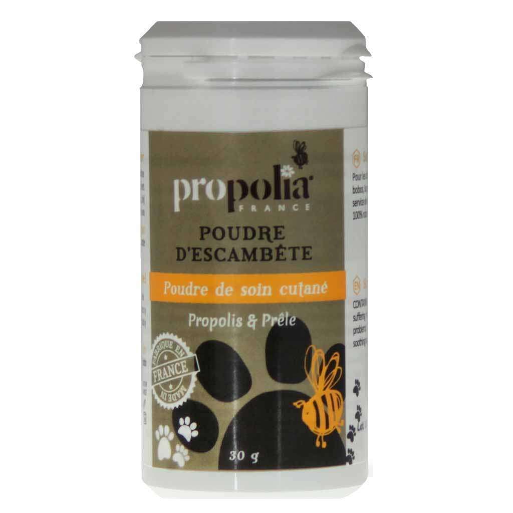 Propolia Skin Care Powder Ihonhoitojauhe lemmikille; valkoinen sylinterinmuotoinen muovipurkki tekstillä "Propolia France Poudre d'Escambète", 30 g, mattapintainen; etiketissä tassunjälkikuvioita, tyylitelty mehiläiskuvitus ja ranskankielinen teksti lihavoiduin ja tavallisin groteskikirjasimin; tuote kuvattu yksinään pelkistetyllä taustalla, ei ihmisiä tai käsiä kuvassa.