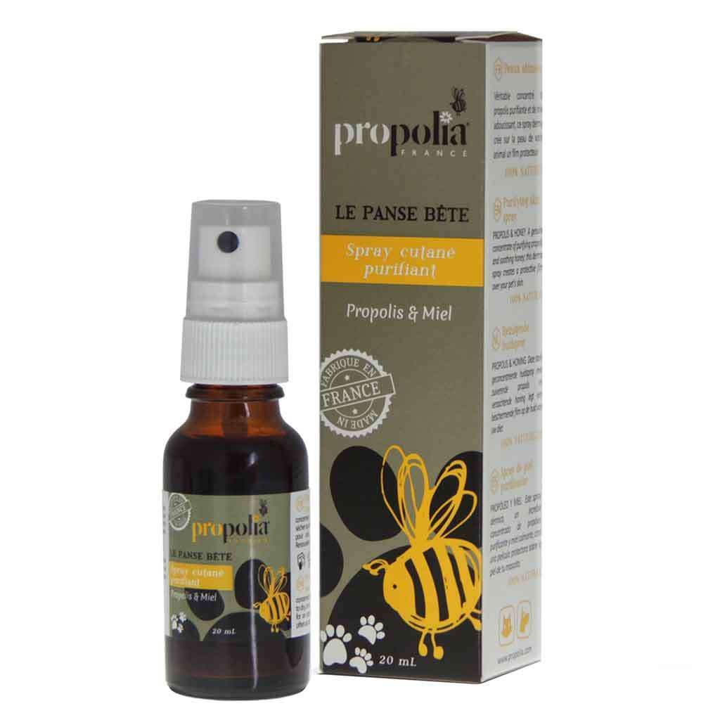 Propolia Skin Cleansing Haavanpuhdistussuihke lemmikille; 20 ml pullo Propolia France Le Panse Bête -suihketta propoliksella ja hunajalla, pakkauksensa vieressä mehiläiskuvituksin ja ranskankielisin tuotetiedoin; ruskea lasipullo valkoisella suihkesuuttimella ja kiiltäväpintaisena, laatikko mattapintaisena lihavoidulla groteskitekstillä; molemmat pystyssä valkoisella taustalla, ei ihmisiä tai käsiä kuvassa.