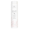 Saaren Taika Ecolution Shampoo Curl Care, 200 ml; valkoinen pullo minimalistisella muotoilulla ja vaaleanpunaisella heinäkuvioinnilla; sylinterinmuotoinen mattapintainen muovi valkoisella korkilla; puhdas groteskikirjasin tuotenimelle ja tiedoille; suomenkielinen teksti kertoo kihartuvien hiusten hoitavista hyödyistä; pehmeästi valaistu vaalea tausta, ei ihmisiä tai muita esineitä.