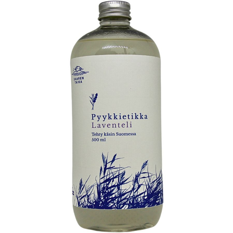 Saaren Taika Pyykkietikka Laventeli, kirkas sylinterimäinen muovipullo sileällä pinnalla ja hopeanvärisellä metallisella kierrekorkilla; valkoisessa etiketissä sinistä groteskitekstiä ja yksityiskohtainen sininen ruohokuvitus; teksti sisältää "Pyykkietikka Laventeli" ja "Tehty käsin Suomessa 500 ml"; ei ihmisiä eikä toimintaa näkyvissä, tausta yksinkertainen ja siisti.