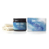 Skin & Tonic Calm Clean puhdistusbalmi; lasipurkki, sitä vastaava suorakulmainen pakkaus ja taiteltu valkoinen liina, kuvattu ylhäältä valkoisella taustalla; pakkaus ja purkki pääosin valkoisia yksinkertaisin mustin groteskitekstein.
