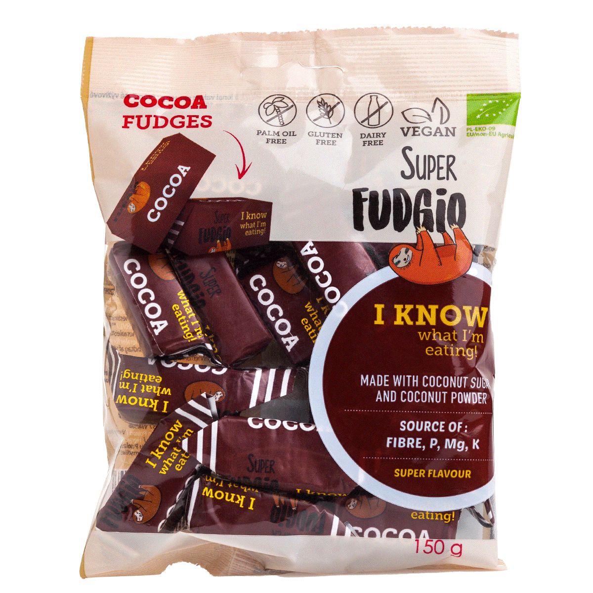 Super Fudgio Kaakaofudge; joustava, seisova pussi pääosin ruskean ja luonnonvalkoisen sävyissä mattapinnalla, jossa kuvia käärityistä fudge-paloista; painetut kuvakkeet ilmaisevat vegaanista, gluteenitonta, luomu- ja palmuöljytöntä koostumusta; paino 150 g mainittu; tuotenimi lihavoidulla groteskifontilla; ei ihmisiä tai käsiä; kuvattu valkoista taustaa vasten.