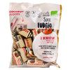 Super Fudgio Coconut Fudges; pussi, jossa merkinnät gluteenittomasta, maidottomasta ja vegaanisesta koostumuksesta; etiketissä korostetaan kookossokeria ja kookosjauhetta pääainesosina sekä palmuöljyttömyyttä; mattapintainen suorakulmainen pussi, väreinä valkoinen, vihreä, ruskea ja keltainen; tuotenimi suurella leikkisällä fontilla yläosassa; sertifiointikuvakkeet ja ainesosakorostukset etusivulla; ei ihmisiä tai käsiä; vaalea tausta, koko tuote kuvassa.