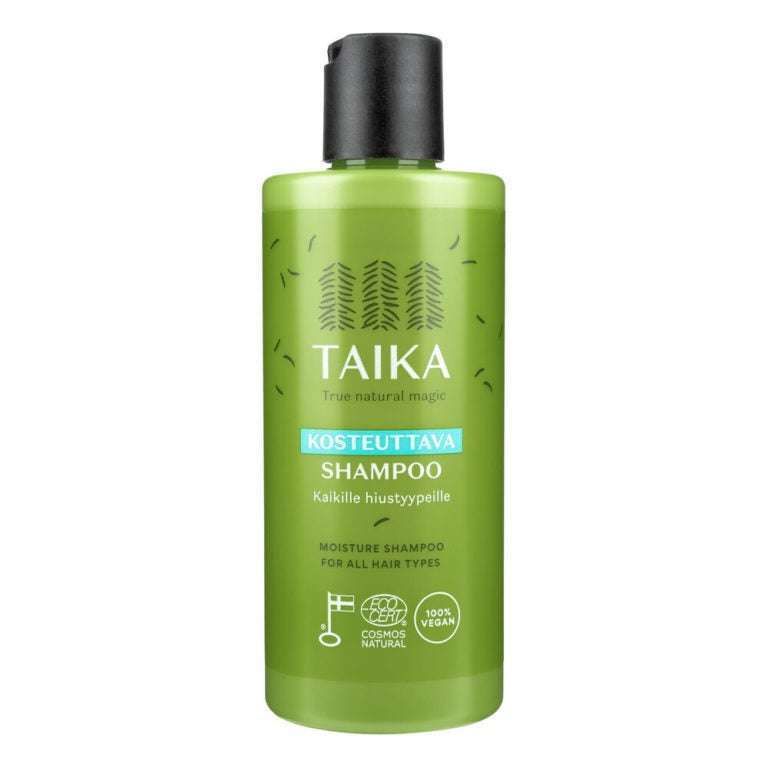 Taika Kosteuttava Shampoo; vihreä muovipullo mattapintaisena mustalla kierrekorkilla, sylinterinmuotoinen pyöristetyin olkapäin; etiketissä yksinkertainen groteskiteksti suomeksi ja englanniksi sekä kuvakkeet vegaanisuudesta ja sopivuudesta kaikille hiustyypeille; neutraali tausta, ei ihmisiä tai käsiä kuvassa.
