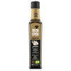 Terra Creta Extra-neitsytoliiviöljy valkosipulilla; pullo Terra Creta Infusions -valkosipulimakuista extra-neitsytoliiviöljyä, 250 ml, mustalla korkilla; pullo lasia kiiltäväpinnalla ja sylinterinmuotoinen; etiketissä valkosipulinkynsikuvitus ja tuotenimi selkeällä nykyaikaisella kirjasimella; ei ihmisiä tai käsiä kuvassa, pelkistetty neutraali tausta, kuvattu edestä silmän korkeudelta.