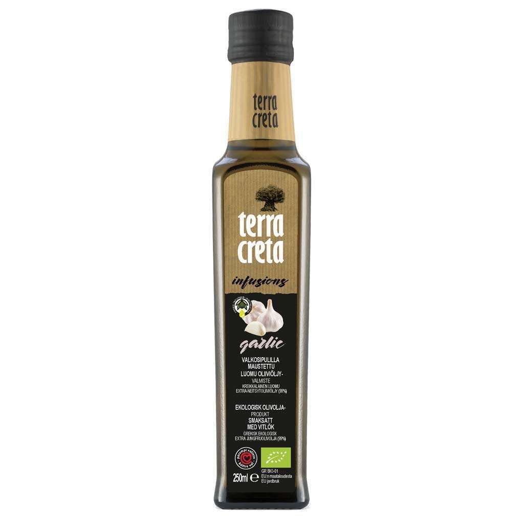 Terra Creta Extra-neitsytoliiviöljy valkosipulilla; pullo Terra Creta Infusions -valkosipulimakuista extra-neitsytoliiviöljyä, 250 ml, mustalla korkilla; pullo lasia kiiltäväpinnalla ja sylinterinmuotoinen; etiketissä valkosipulinkynsikuvitus ja tuotenimi selkeällä nykyaikaisella kirjasimella; ei ihmisiä tai käsiä kuvassa, pelkistetty neutraali tausta, kuvattu edestä silmän korkeudelta.