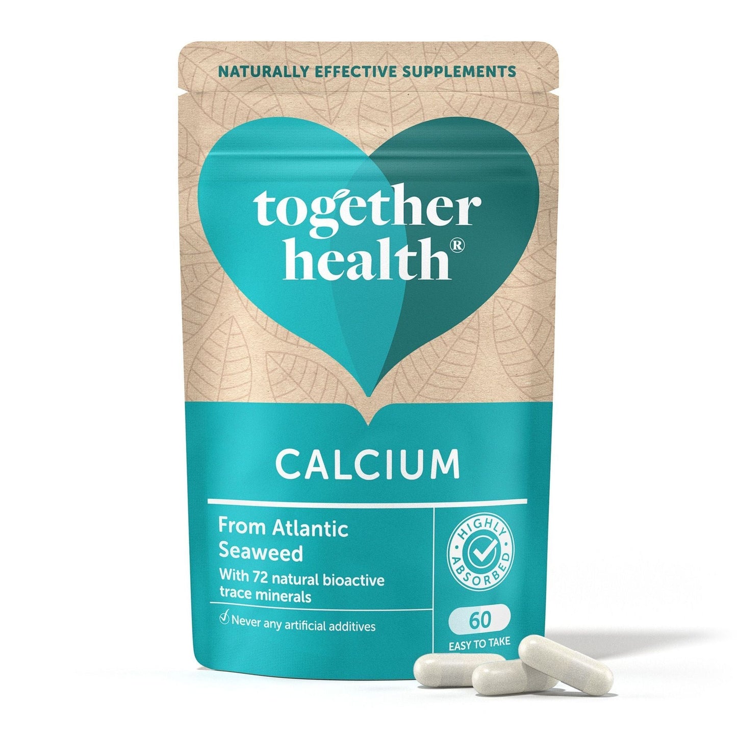 Together Health Calcium; sinivihreä ja ruskea mattapintainen pystypussi tekstillä "together health CALCIUM" lihavoidulla groteskikirjasimella; pienempi teksti viittaa levän alkuperään ja tuotetietoihin; pussi pystyssä valkoisella taustalla; kolme sileää valkoista soikeaa kapselia rivissä pussin edessä.