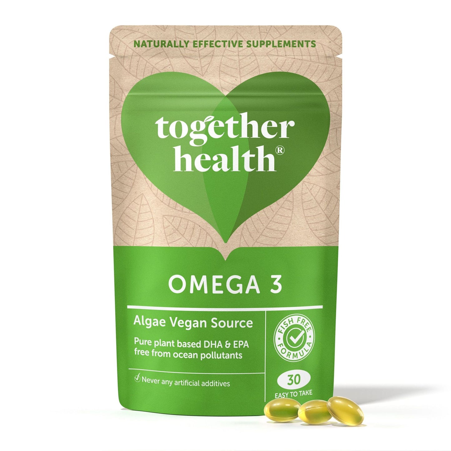 Together Health Omega-3; vihreä ja beige mattapintainen pussi tekstillä "Together Health Omega 3 with Algae Vegan Source" pystyssä; kolme keltaista pehmeäkapselia pussin edessä vaalealla alustalla; selkeä groteskiteksti mainitsee kasviperäisen DHA:n ja EPA:n ilman keinotekoisia lisäaineita; ei ihmisiä tai käsiä kuvassa.