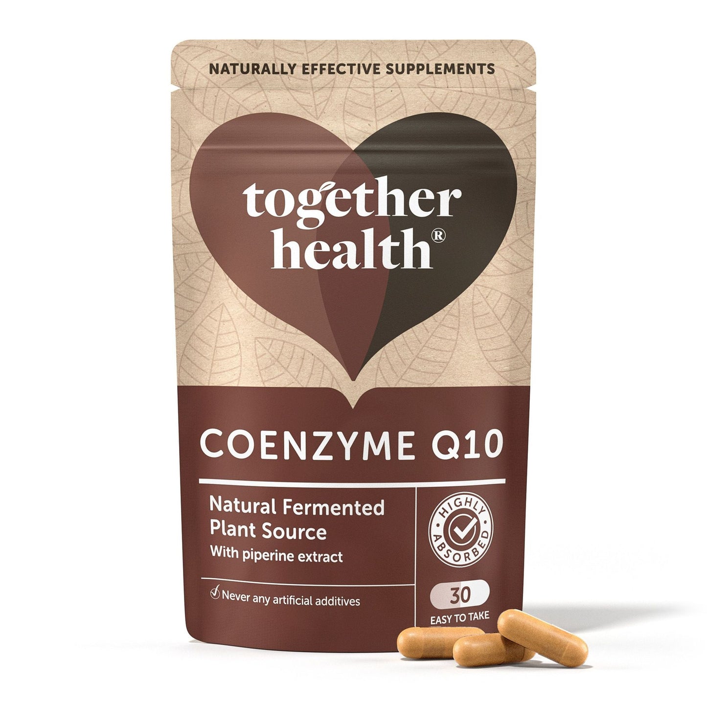 Together Health Bio-CoQ10; ruskea ja beige pussi tekstillä "together health COENZYME Q10", edessä kaksi kapselia; pakkaus mattapintainen mustalla ja tummanruskealla groteskitekstillä; maininta luonnollisesta fermentoidusta kasviperäisestä lähteestä, piperiiniuutteesta ja 30 kapselista; vaalea studiotausta, ei ihmisiä tai käsiä kuvassa.